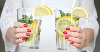 8 причин пить воду с лимоном ежедневно