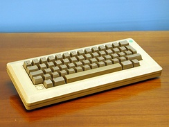 im244-Apple_Macintosh_Plus_Keyboard.jpg